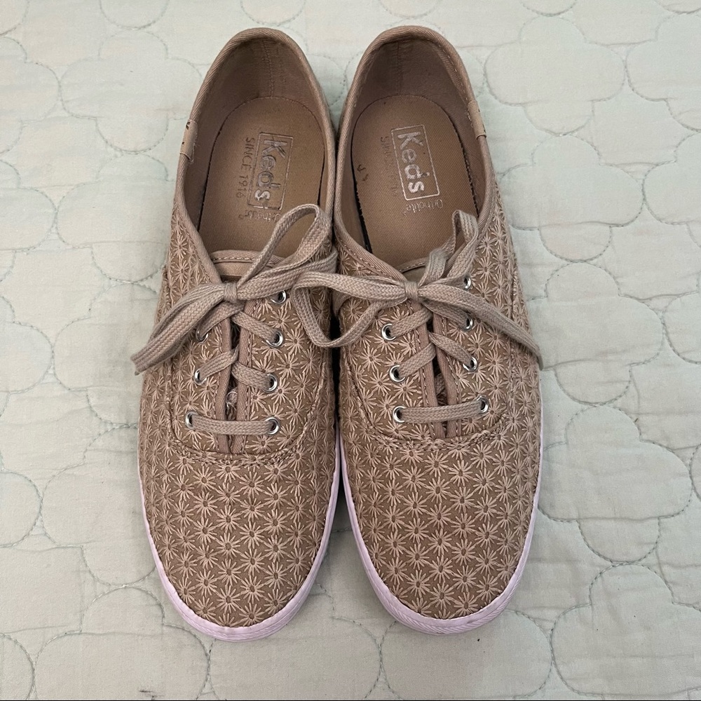 Keds Womens Champion Embroidered Mini Daisy Print Sneaker in Khaki — size 8